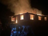 Bursa'da köy evi alevlere teslim oldu