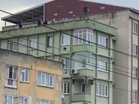 Bursa'da eşiyle barışmak için çatıya çıktı