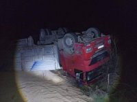 Seyir halindeki tır devrildi; 3 yaralı