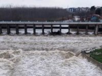 Mustafakemalpaşa Çayı coştu