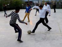 Davutoğlu, Varto'da çocuklarla futbol oynadı