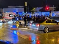 Bursa'da otomobil yayaların arasına daldı