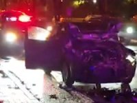 Bursa'da temizlik aracına çarpan otomobil hurdaya döndü