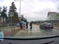 Bursa'da yaya geçidinde durmayıp, öğrencileri tehlikeye attı