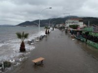 Bursa'da deniz taştı, yollar göle döndü
