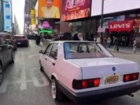'16' plakalı Tofaş aracıyla New York sokaklarında turluyor