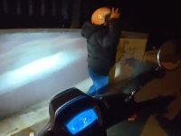 Annesine motor sürmeyi öğreten genç izleyenleri gülümsetti