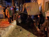 Bursa'da kontrolden çıkan araç apartman bahçesine uçtu