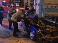 Bursa'da kazada can pazarı! Otomobil tırın altına girdi, sürücü ağır yaralı