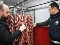Bursa'da mide bulandıran görüntü! 700 kilo bozuk sucuğu piyasaya süreceklermiş