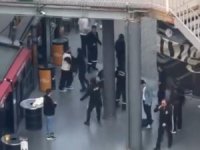 Bursa'da AVM'de tekme tokat kavga!