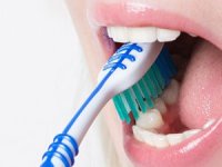 Toplumun yarısı dişlerini günde iki kez fırçalamıyor