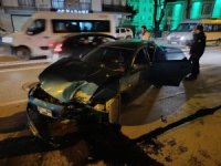 Bursa'da kontrolden çıkan otomobil direğe çarptı! Yaralılar var