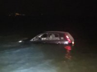 Bursa'da göle uçan otomobilde can pazarı