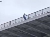 Köprüden atlayan kişi ünlü fenomen çıktı! İşte o anlar...