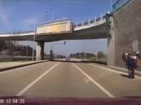 Bursa'da motosikletle tehlikeli şov kamerada!