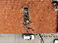 Bursa'da çürüyen baca otomobilin üzerine yıkıldı