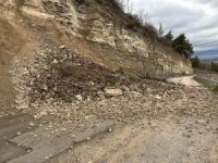 Bursa’da heyelan yolu kapattı! O anlar kamerada