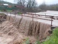 Bursa'da aşırı yağışlar köprüyü trafiğe kapattı