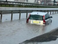 Bursa'da su birikintisine giren otomobil mahsur kaldı