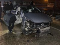 Bursa'da bariyerlere çarpan araçta 2 kişi yaralandı