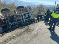 Bursa'da beton mikseri şarampole yuvarlandı