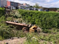 Bursa'da vinç dereye uçtu! Sürücü yaşamını yitirdi