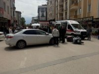 Bursa'da otomobilin çarptığı motosikletli kurye yaralandı