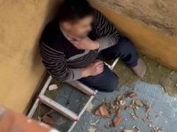 Çatıya saklanıp polisleri izledi