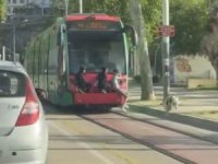 Bursa'da tramvay arkasında tehlikeli yolculuk