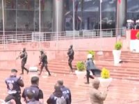 Polis tahliye için CHP Genel Merkezi'nde! Arbede çıktı