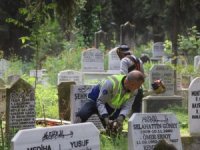 Bursa’da mezarlıklar bayrama hazır