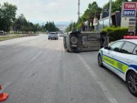 Bursa'da kaldırıma çarpıp takla attı... 2 yaralı