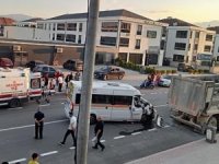 Bursa'da kamyon ile servis aracı çarpıştı! 1 yaralı