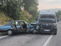 Bursa'da korkutan kaza! Minibüs ile otomobil çarpıştı