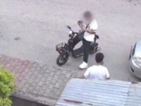 Yavru kediyi önce öptü sonra boğdu