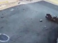 Yaya bir adımla kurtuldu motosikletli duvara çarparak can verdi