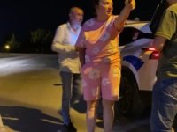 Cezaya öfkelendi, gazeteciye mermer fırlattı