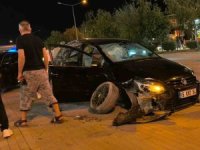Kontrolden çıkan araç iki otomobile çarptı: 2 yaralı