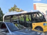 Seyir halindeki halk otobüsü direğe çarptı