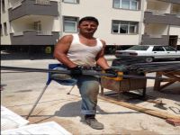 Tek ayak üzerinde inşaatta çalışıp ailesini geçindiriyor