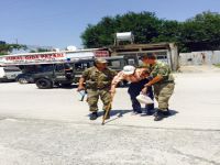 Araçların yol vermediği yaşlı adama askerler yardım etti