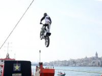 Gemiden gemiye motosikletle atladı