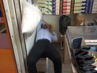 Esnaf dükkânında uyuyor