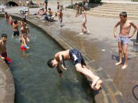 Gölgede sıcaklık 42, açıkta 50 derece ölçüldü