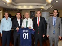 Vali Büyük’e Demirspor forması
