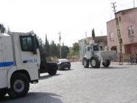 Sokak içindeki hendeği kapatmaya çalışan polise ateş açıldı