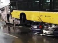 Metrobüs yoldan çıkıp kaza yaptı