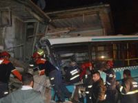 Halk otobüsü eve daldı: Yaralılar var