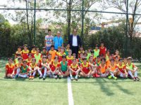 Yaz futbol okulu öğrencilerine mangallı veda